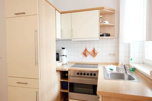 Køleskab, mikrobølgeovn, ovn, kaffe-/temaskine