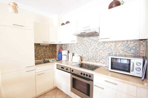 Kühlschrank, Mikrowelle, Ofen, Geschirrspüler