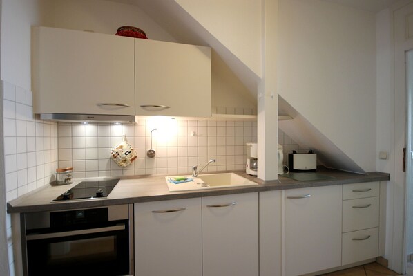 Køleskab, ovn, opvaskemaskine, kaffe-/temaskine