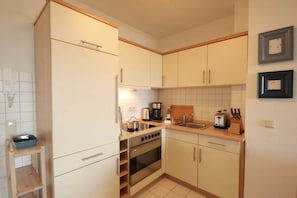 Køleskab, ovn, kaffe-/temaskine, brødrister