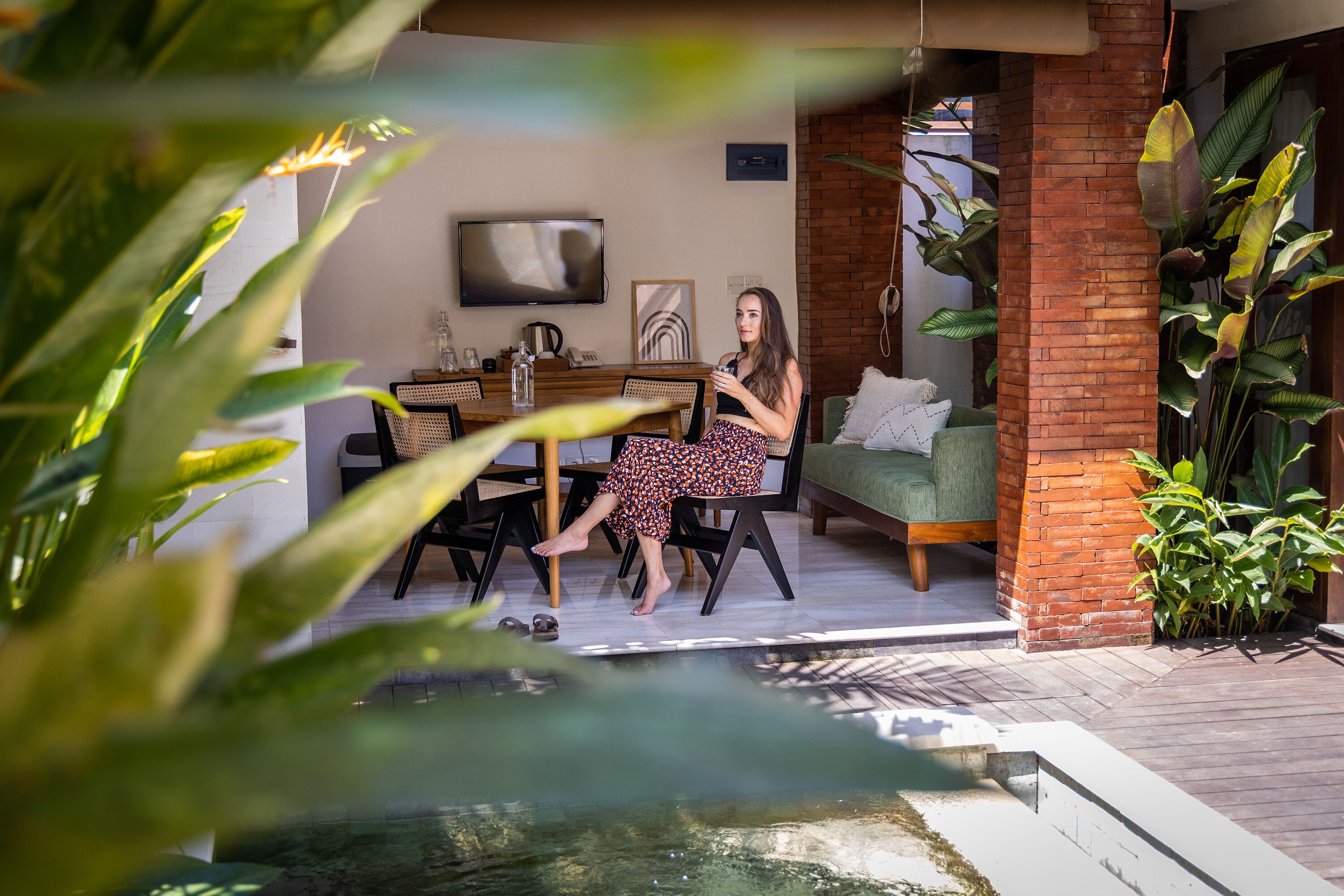 Villa Luxe, 2 chambres, piscine privée | Salle de séjour | Télévision LED de 32 pouces avec chaînes par câble, télévision