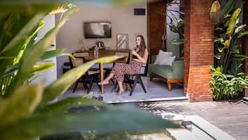 Villa Luxe, 2 chambres, piscine privée | Salle de séjour | Télévision LED de 32 pouces avec chaßnes par cùble, télévision