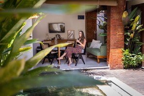 Villa de lujo, 2 habitaciones, piscina privada | Sala de estar | Televisión LED de 32 pulgadas con canales por cable, una televisión