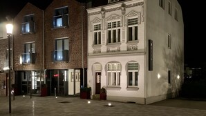 A hotel with a traditional facade, large windows, and a well-lit entrance. - Hotel im Wigbold Ochtrup (Ochtrup)