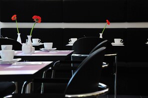 بوفيه فطور يوميًا بتكلفة قدرها (8 EUR للشخص)