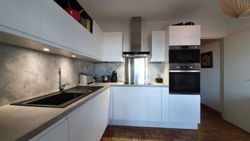 Frigorifero, microonde, forno, lavastoviglie