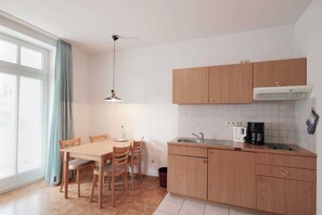 Frigorífic, microones, cafetera i tetera i bullidora elèctrica