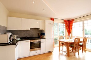 Kühlschrank, Mikrowelle, Ofen, Geschirrspüler