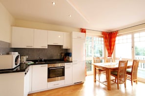 Kühlschrank, Mikrowelle, Ofen, Geschirrspüler