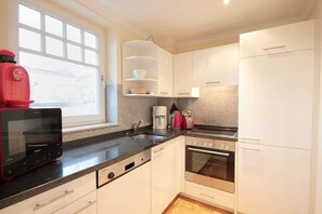 Kühlschrank, Mikrowelle, Ofen, Geschirrspüler