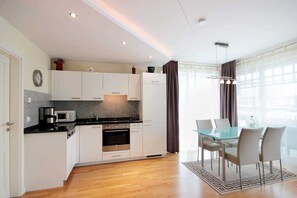 Kühlschrank, Mikrowelle, Ofen, Geschirrspüler