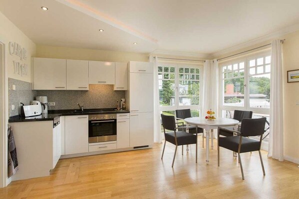 Køleskab, ovn, opvaskemaskine, kaffe-/temaskine