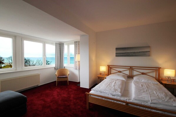 2 bedrooms, desk, WiFi