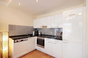 Refrigerador, horno, lavavajillas y cafetera y tetera 