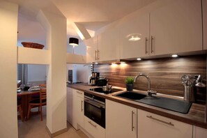 Kjøleskap, mikrobølgeovn, ovn og oppvaskmaskin