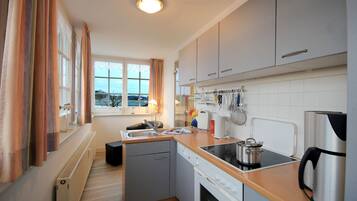 Kühlschrank, Ofen, Geschirrspüler, Wasserkocher mit Kaffee-/Teezubehör