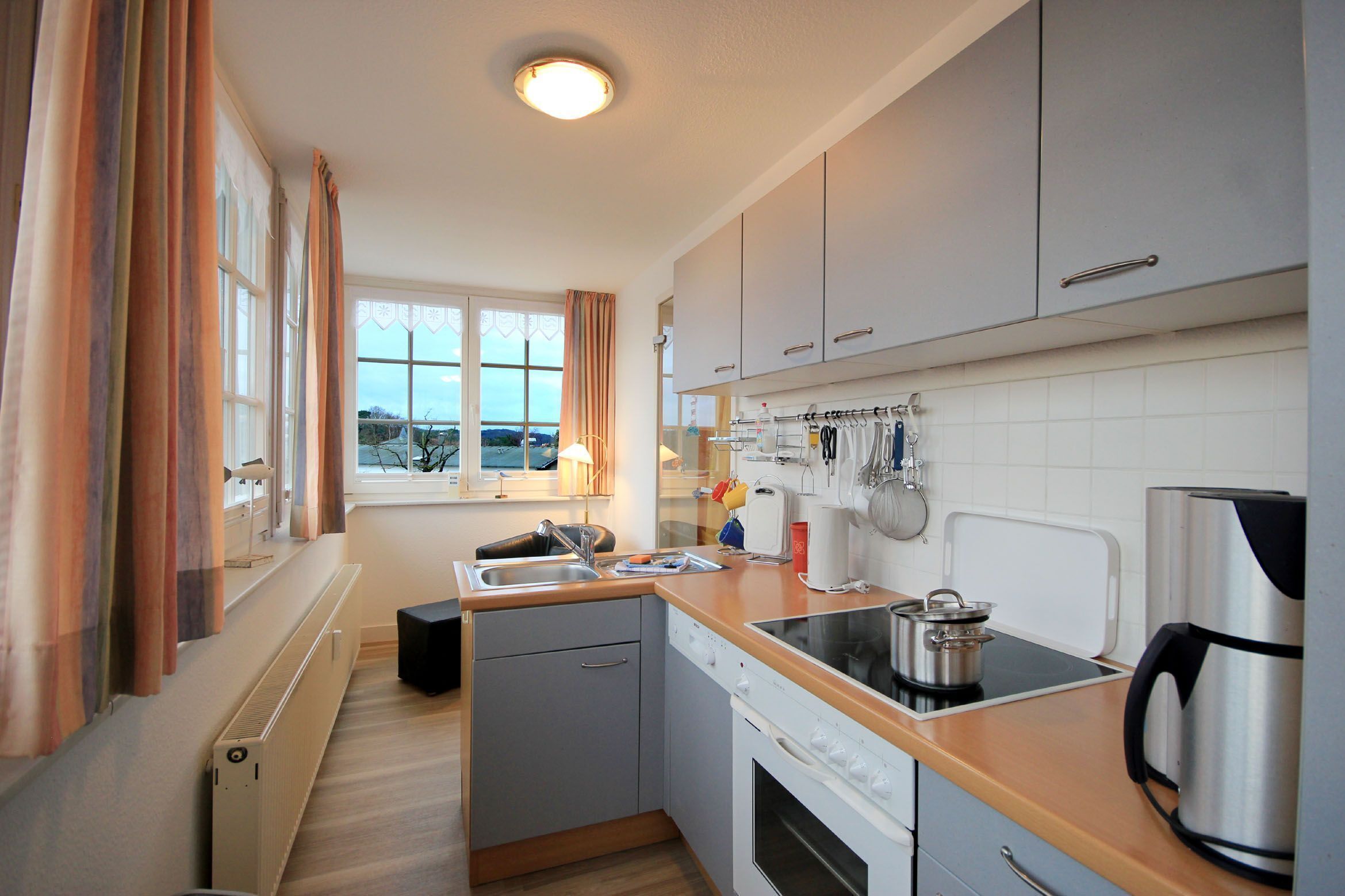 Kühlschrank, Ofen, Geschirrspüler, Wasserkocher mit Kaffee-/Teezubehör