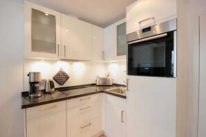 Kjøleskap, ovn, oppvaskmaskin og kaffetrakter/tekoker