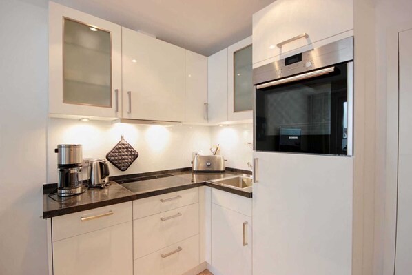 Køleskab, ovn, opvaskemaskine, kaffe-/temaskine