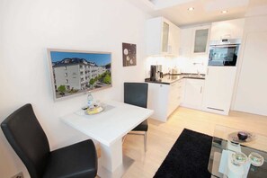 Kühlschrank, Ofen, Geschirrspüler, Wasserkocher mit Kaffee-/Teezubehör