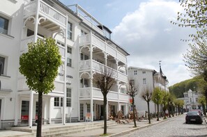 Unclassified image, 4 of 19, button