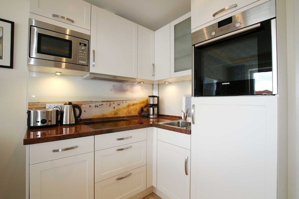 Kühlschrank, Mikrowelle, Ofen, Geschirrspüler