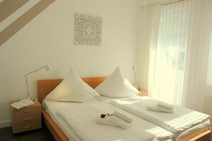 2 bedrooms, desk, WiFi