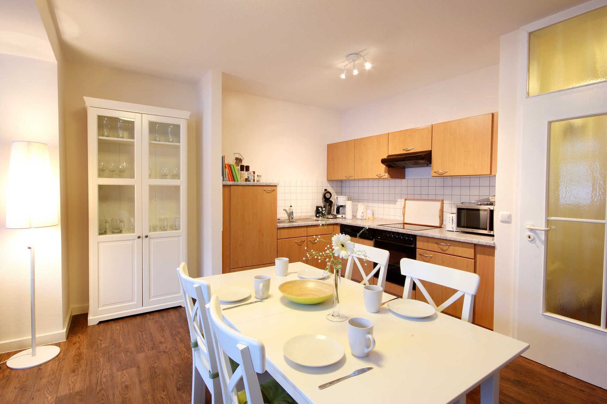 Réfrigérateur, four à micro-ondes, un four, lave-vaisselle