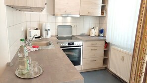 Kühlschrank, Geschirrspüler, Wasserkocher mit Kaffee-/Teezubehör