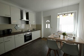 Fridge, oven, dishwasher, coffee/tea maker