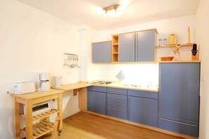 Fridge, oven, coffee/tea maker, electric kettle