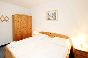 2 bedrooms, travel cot, WiFi