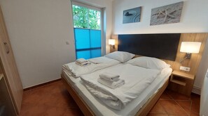 2 bedrooms, desk, WiFi