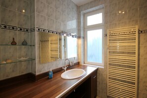 Unclassified image, 2 of 14, button