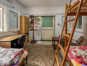1 多间卧室、客房内保险箱、办公桌、熨斗/熨衣板