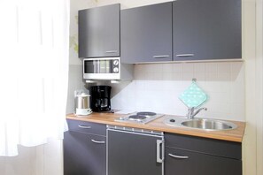 Kühlschrank, Mikrowelle, Wasserkocher mit Kaffee-/Teezubehör