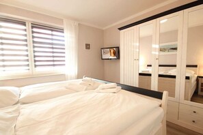 2 bedrooms, travel crib, WiFi