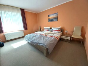 2 soverom, skrivebord, reiseseng for barn og wi-fi