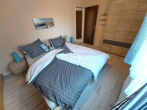 2 Schlafzimmer, Schreibtisch, Reisekinderbett, WLAN