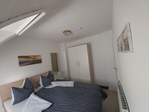 2 Schlafzimmer, Schreibtisch, Reisekinderbett, WLAN