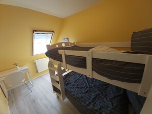 2 Schlafzimmer, Schreibtisch, Reisekinderbett, WLAN