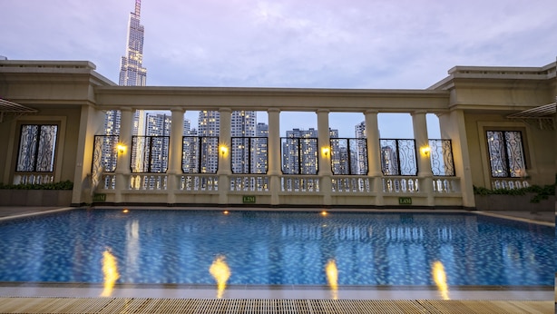 A swimming pool with a view of tall buildings in the background. - The Soulmate - Cozy studio central HCM  with  Rooftop Pool (Ho Chi Minh)
