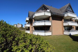 Un immeuble moderne à plusieurs étages, doté de balcons, qui semble être un complexe résidentiel ou un hôtel.
