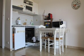 Kühlschrank, Mikrowelle, Ofen, Geschirrspüler