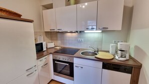 Kühlschrank, Mikrowelle, Ofen, Geschirrspüler