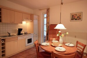 Fridge, oven, dishwasher, coffee/tea maker