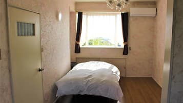 Romantic Single Room | Iron/ironing board, free WiFi, bed sheets
