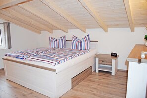 2 bedrooms, travel cot, WiFi, bed sheets