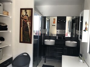 A modern bathroom with two sinks, a large mirror, and a framed artwork on the wall. - Beautiful Villa in Green Provence with Swimming Pool and Bowling Alley (Tourves)