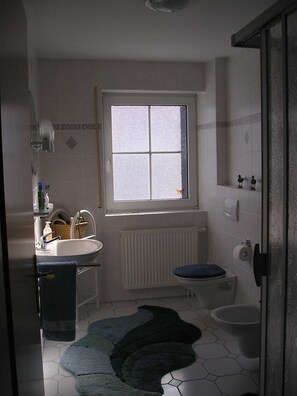 Shower, bidet, towels - Apartment Schneider (Wittmund)